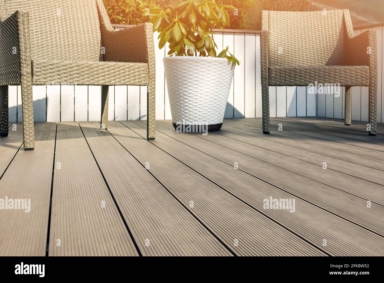 terrazza esterna arredata con wpc legno di plastica composito tavole da pavimentazione Foto Stock