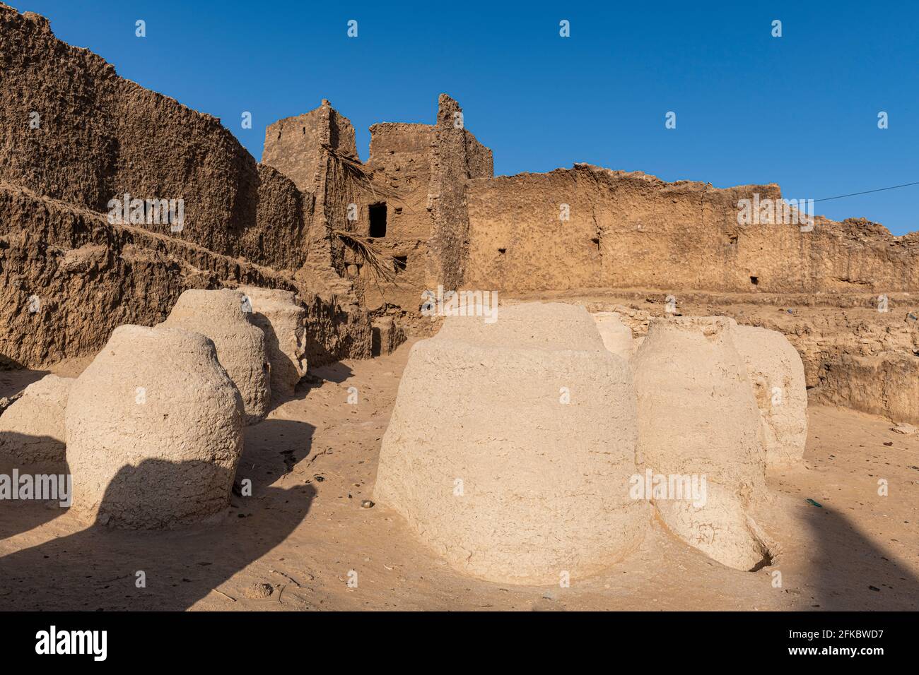 Vasi di deposito giganti nel vecchio forte, Oasis Fachi, deserto di Tenere, Niger, Africa occidentale, Africa Foto Stock