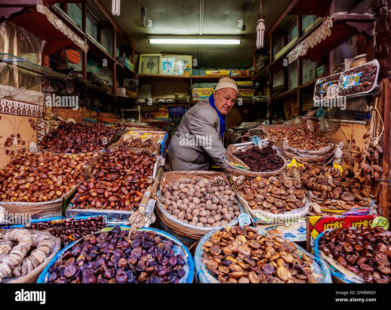 Mercato di frutta secca stallo nella Medina Vecchia di Fes, Fez-Meknes Regione, Marocco, Africa del Nord, Africa Foto Stock