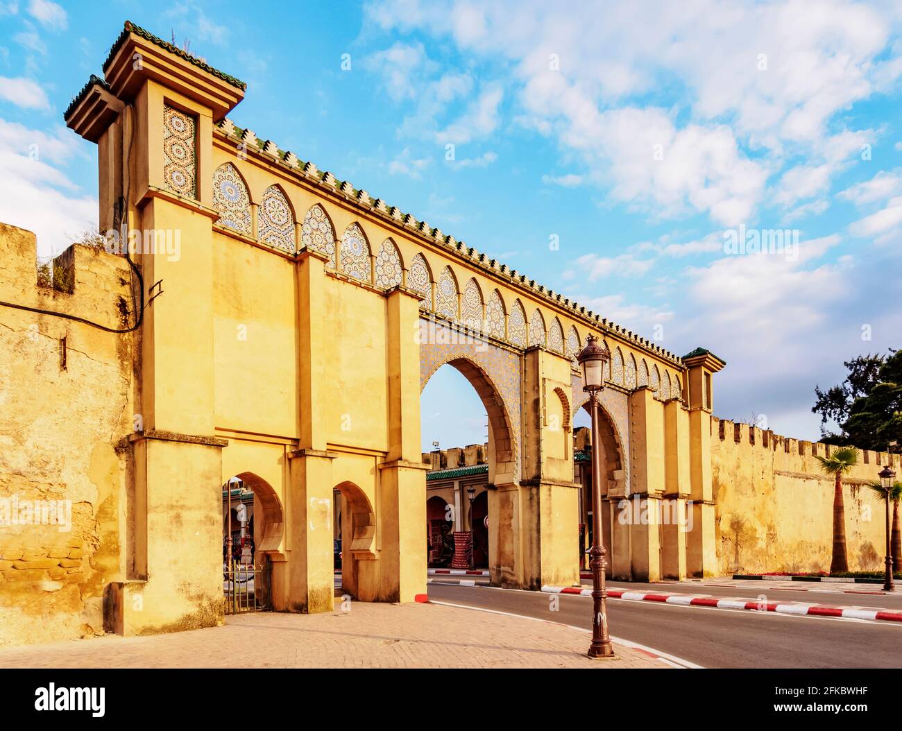 Porta del Mausoleo di Moulay Ismail, Meknes, regione di Fez-Meknes, Marocco, Africa del Nord, Africa Foto Stock
