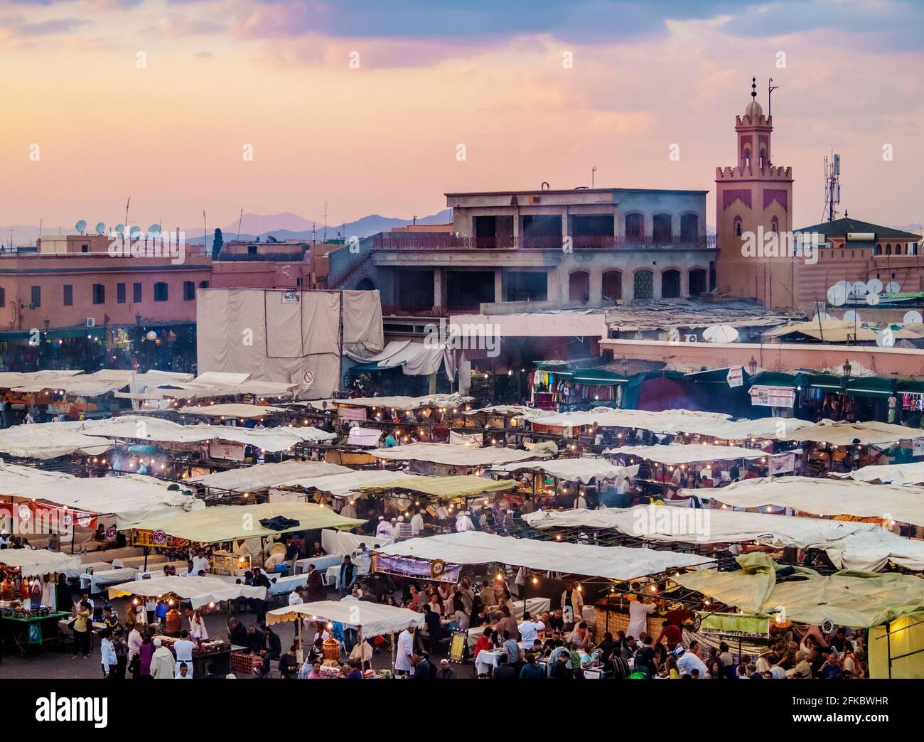 Jemaa el-Fnaa (Jemaa el-Fna) al tramonto, piazza e mercato nella Medina Vecchia, UNESCO, Marrakech, Marrakech-Safi Regione, Marocco, Nord Africa, Africa Foto Stock