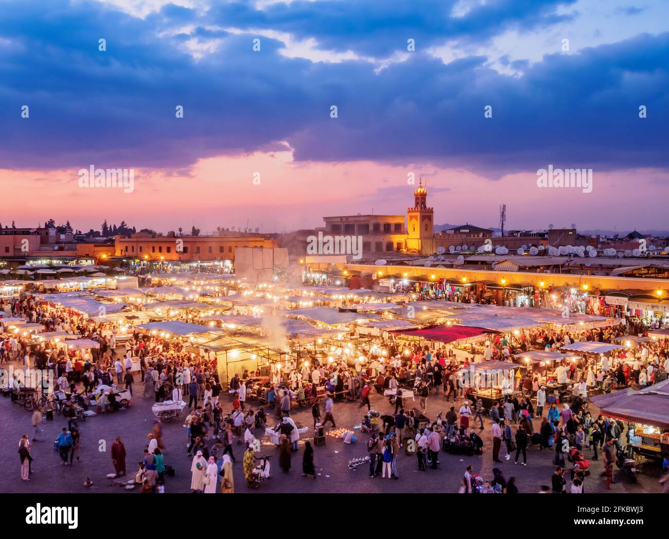 Jemaa el-Fnaa (Jemaa el-Fna) al crepuscolo, piazza e mercato nella Medina Vecchia, UNESCO, Marrakech, Marrakech-Safi Regione, Marocco, Nord Africa, Africa Foto Stock