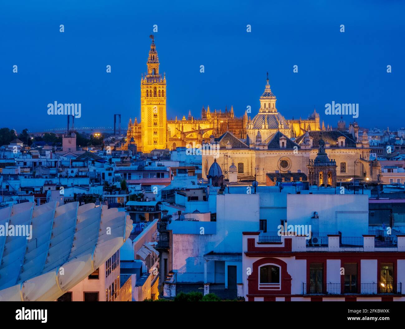 Vista da Metropol Parasol verso la Chiesa del Divino Salvatore e la Cattedrale al tramonto, Siviglia, Andalusia, Spagna, Europa Foto Stock