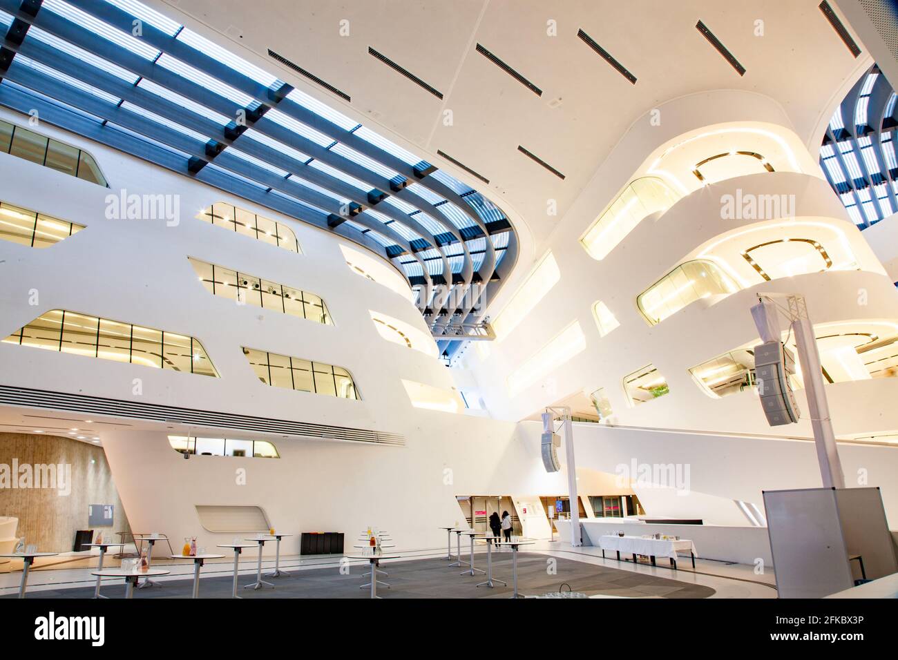 Biblioteca e Centro di apprendimento dell'architetto Zaha Hadid, Università di Economia e Commercio di Vienna (Wirtschaftsuniversitat Wien), Vienna, Austria Foto Stock