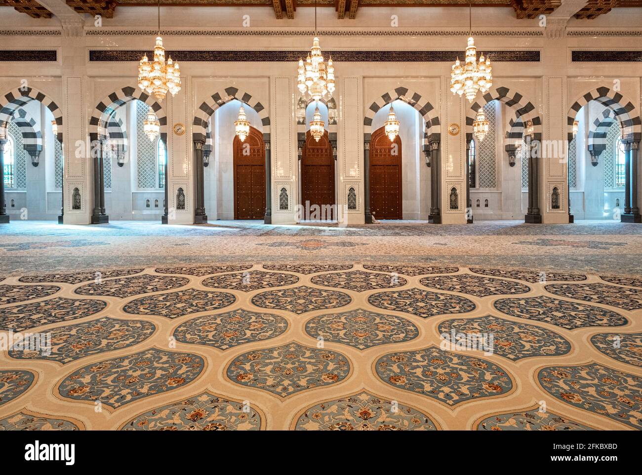 Sala di preghiera maschile della Moschea del Sultano Qaboos con tappeti decorati e molti archi, Mascate, Oman, Medio Oriente Foto Stock