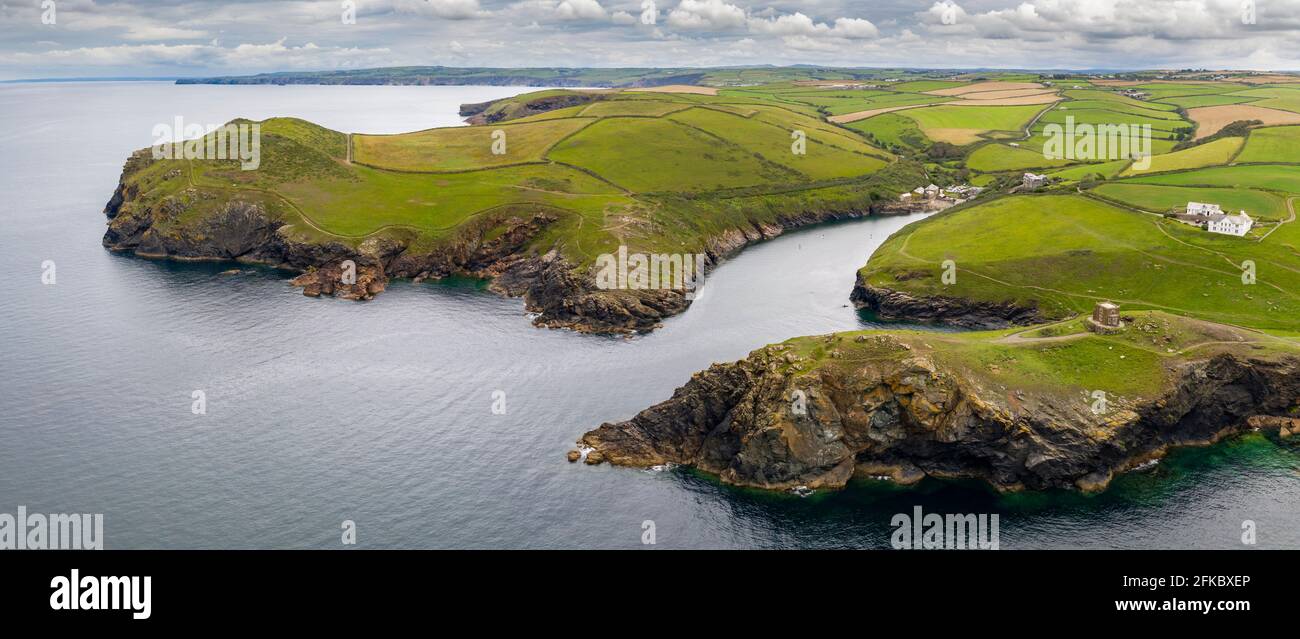 vista aerea di Port Quin sulla costa nord della Cornovaglia, Cornovaglia, Inghilterra, Regno Unito, Europa Foto Stock
