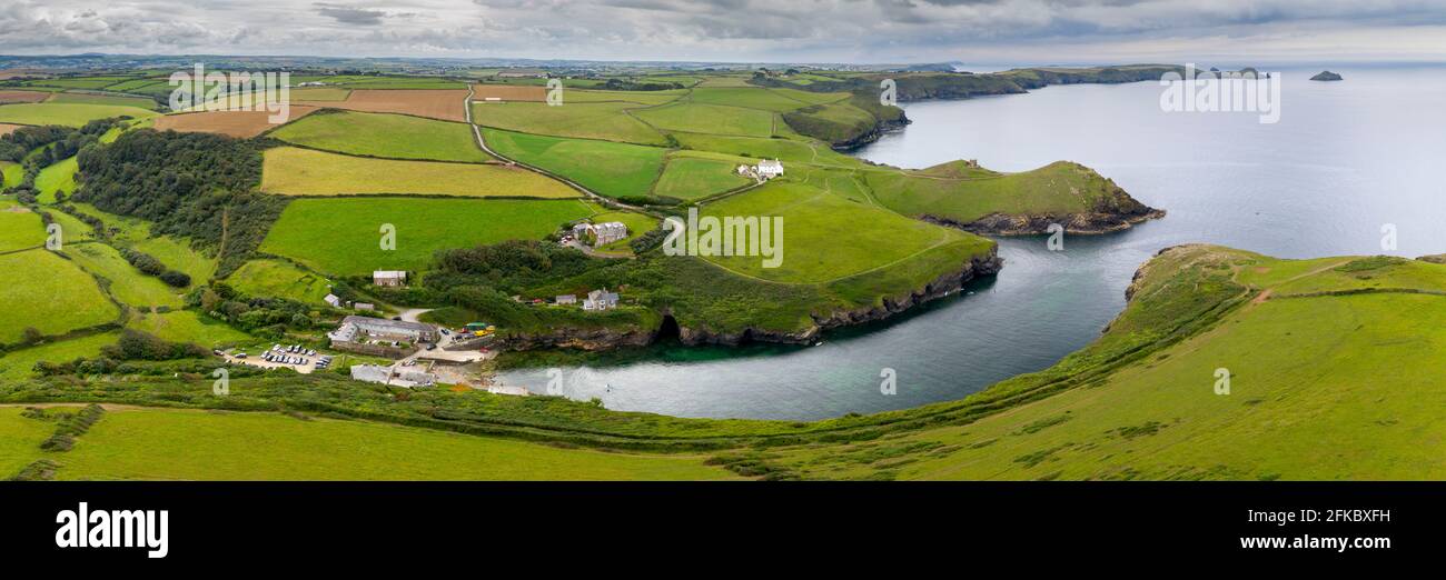 vista aerea di Port Quin sulla costa nord della Cornovaglia in estate, Cornovaglia, Inghilterra, Regno Unito, Europa Foto Stock