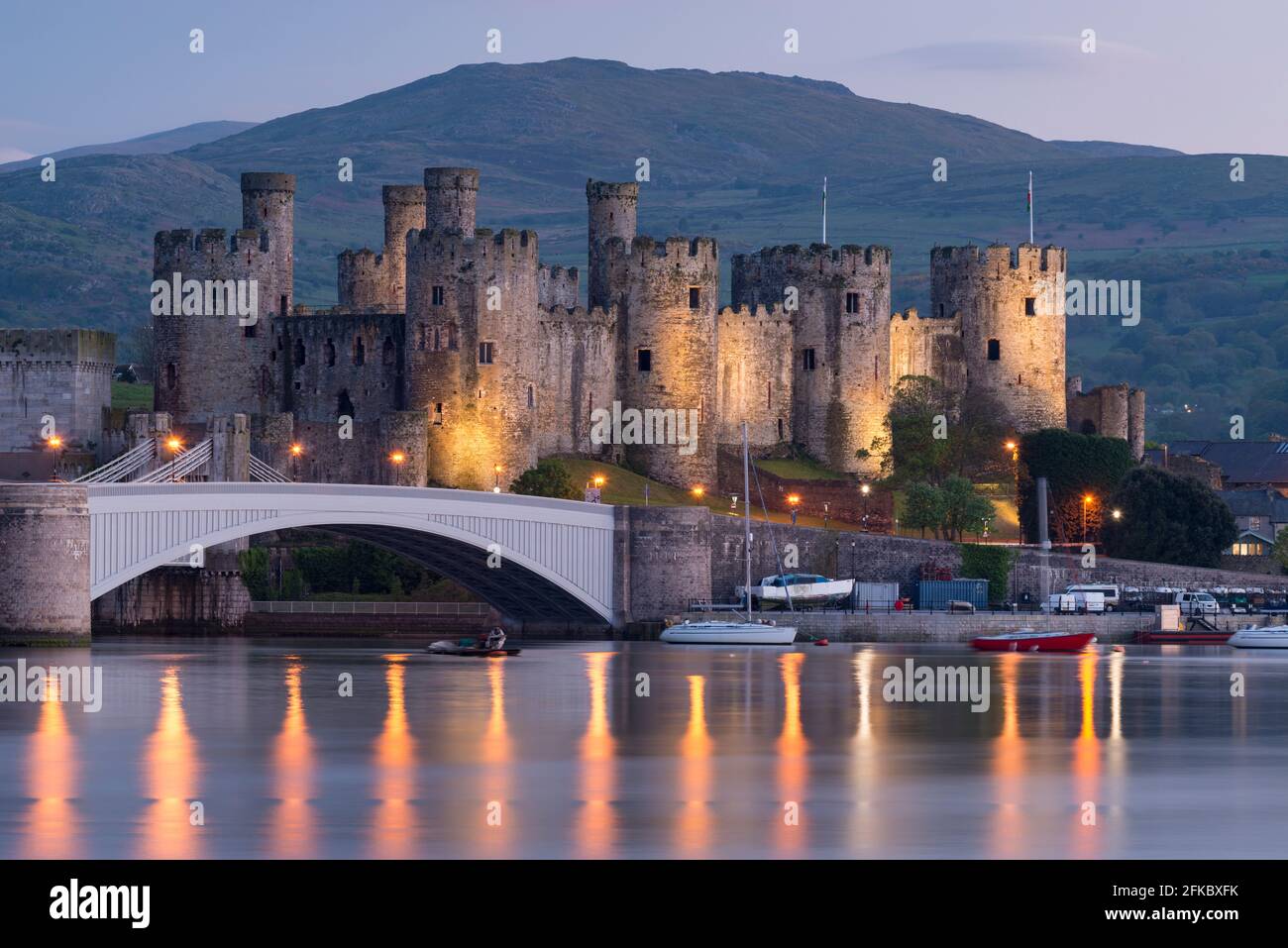 Maestose rovine del castello di Conwy alla luce della sera, patrimonio dell'umanità dell'UNESCO, Clwyd, Galles, Regno Unito, Europa Foto Stock