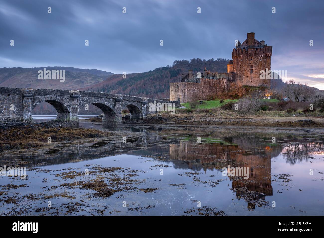 Castello di Eilean Donan sul Loch Duich nelle Highlands scozzesi, Scozia, Regno Unito, Europa Foto Stock