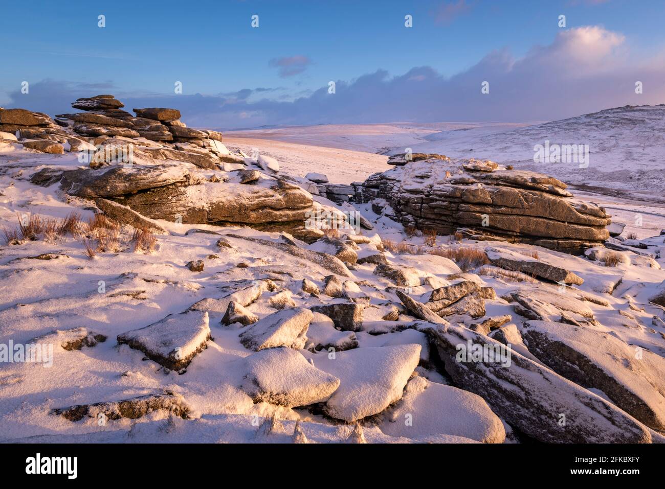 Affioramenti di granito innevati su Great Staple Tor, Dartmoor National Park, Devon, Inghilterra, Regno Unito, Europa Foto Stock