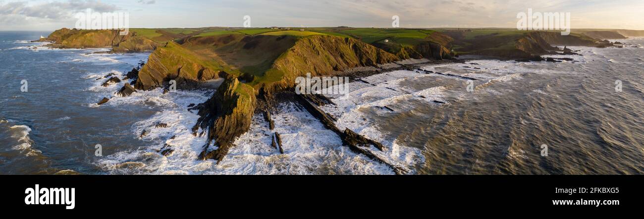 Panoramica aerea della spettacolare costa vicino Hartland Point sulla costa nord del Devon in inverno, Devon, Inghilterra, Regno Unito, Europa Foto Stock