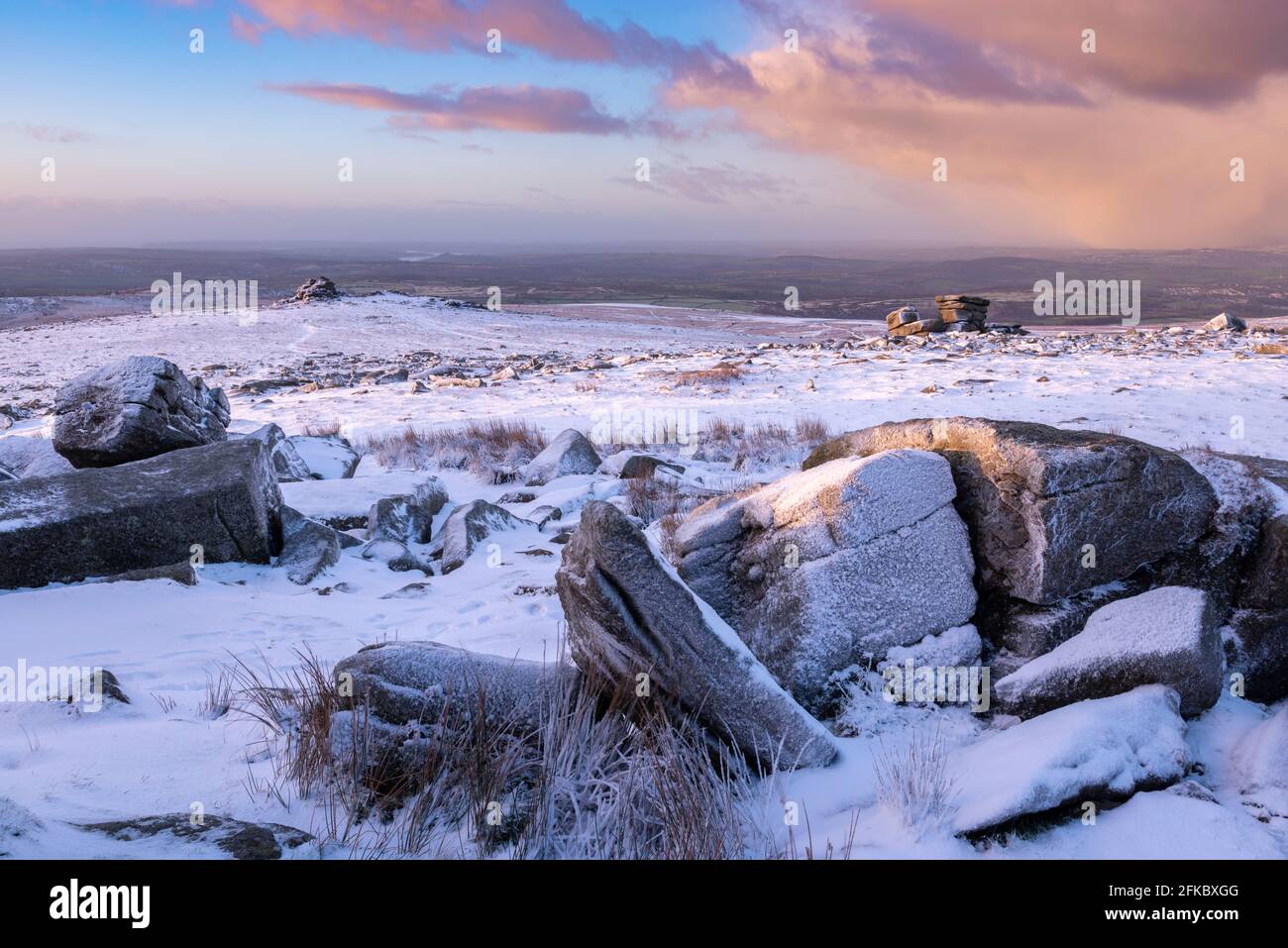 Affioramenti di granito innevati su Great Staple Tor, Dartmoor National Park, Devon, Inghilterra, Regno Unito, Europa Foto Stock