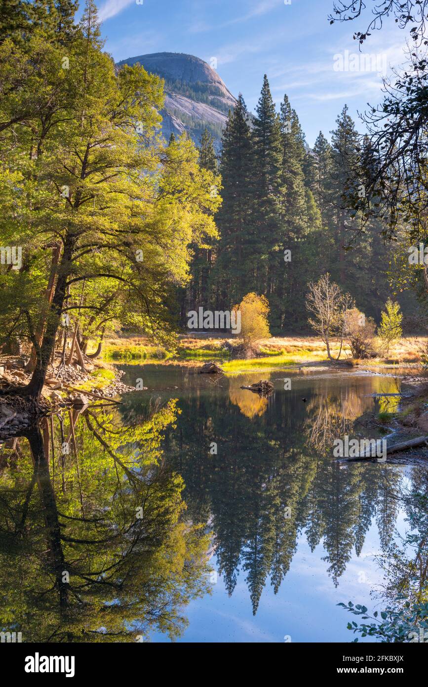 Riflessioni autunnali sul fiume Merced nella Yosemite Valley, Yosemite National Park, UNESCO, California, Stati Uniti d'America, Nord America Foto Stock