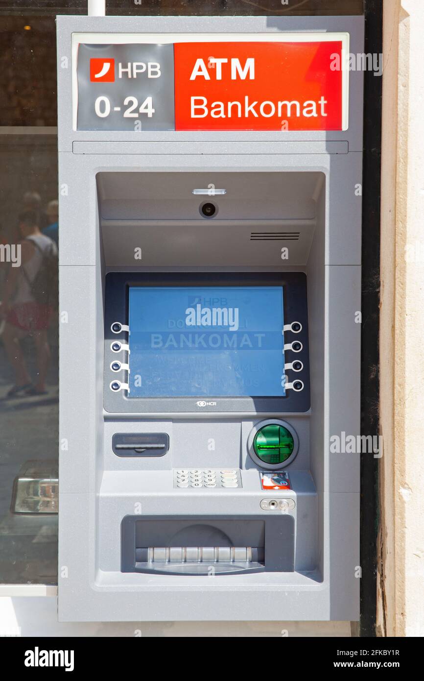 Dubrovnik, Croazia - Jine 11, 2017: Via ATM macchina cassettiere a Dubrovnik Foto Stock