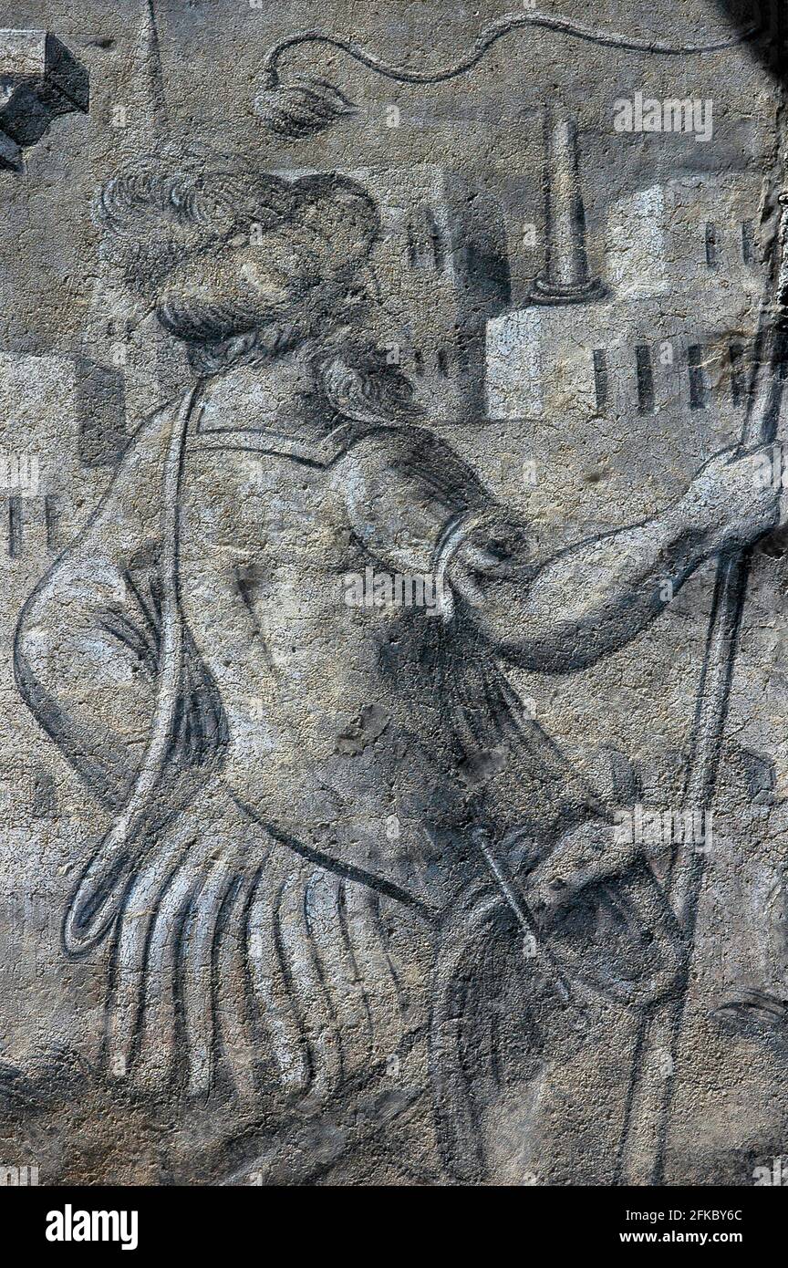 Questo soldato moresco in costume rinascimentale custodisce l'ingresso al vecchio municipio di Prachatice, Boemia meridionale, Repubblica Ceca. L'edificio, costruito nel 1570, è stato decorato nel 1571 con dipinti e iscrizioni chiaroscuro che esortano i capi civici e i giudici della città ad agire con saggezza, giustizia e onore. Due opere d'arte al piano terra derivano da scene del inquietante ciclo in legno Danza della morte dell'artista tedesco Hans Holbein il giovane (1497-1543). Foto Stock