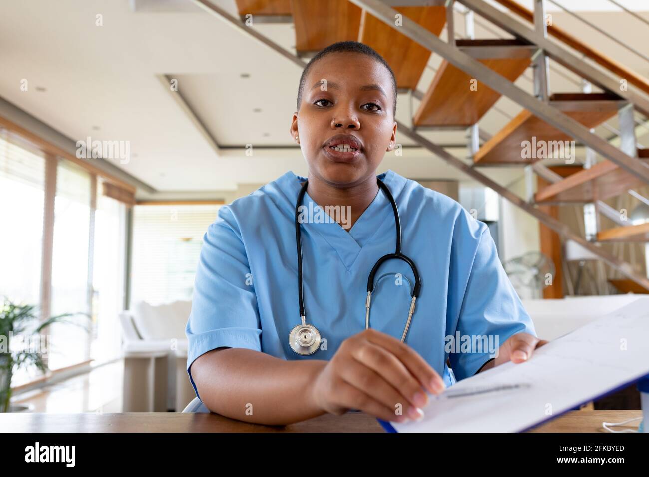 African american femmina medico che dà video chiamata consultazione guardando a. fotocamera Foto Stock