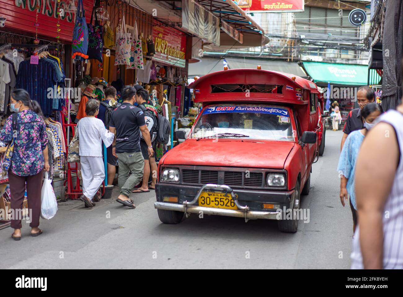 Chiang mai, Thailandia - 18 Ott 2020, Red tradizionale Taxi camion è guidare intorno Kad Luang, Warorot mercato, la famosa zona dello shopping a Chiang mai pro Foto Stock