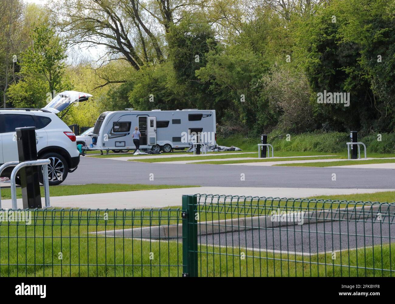 Oxford Island Caravan Site, Lough Neagh, Contea di Armagh, Irlanda del Nord. 30 Apr 2021. Oggi si è assistito ad un ulteriore allentamento delle restrizioni del Covid-19 in tutta l'Irlanda del Nord. Tra questi vi era l'uso delle carovane di oggi. Le prime carovane in mesi al sito caravan presso la riserva naturale dell'isola di Oxford, sulle rive del Lough Neagh. Credit: CAZIMB/Alamy Live News. Foto Stock