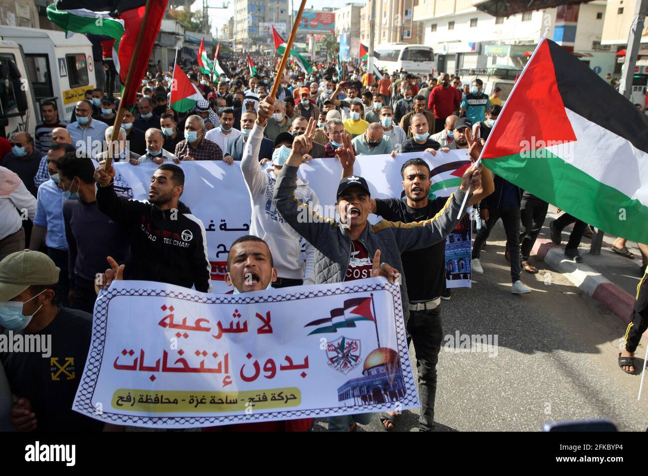 Rafah, Gaza. 30 Apr 2021. I palestinesi prendono parte a una protesta contro la decisione del presidente palestinese Mahmoud Abbas di rinviare le elezioni parlamentari previste il mese prossimo, a Rafah, nella striscia di Gaza meridionale, venerdì 30 aprile 2021. Il presidente palestinese Mahmoud Abbas ha rinviato le elezioni parlamentari previste nel corso di una disputa sul voto a Gerusalemme Est, annessa ad Israele. Foto di Ismael Mohamad/UPI. Credit: UPI/Alamy Live News Foto Stock