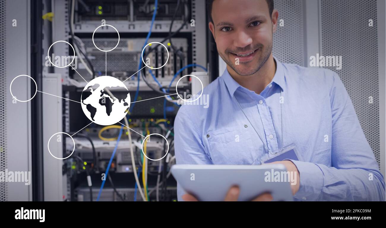Immagine del mondo al centro collegato con bolle, su uomo caucasico in piedi accanto al server rack Foto Stock
