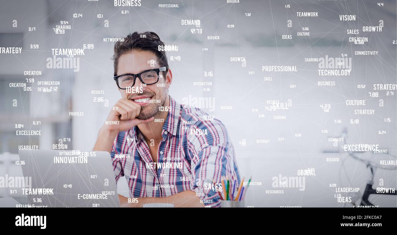 Grafica di rete di connessioni con parole legate al business e alla tecnologia, su uomo con laptop Foto Stock