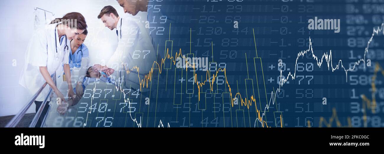 Diversi medici cercano di trattare un paziente su una barella in ospedale Foto Stock