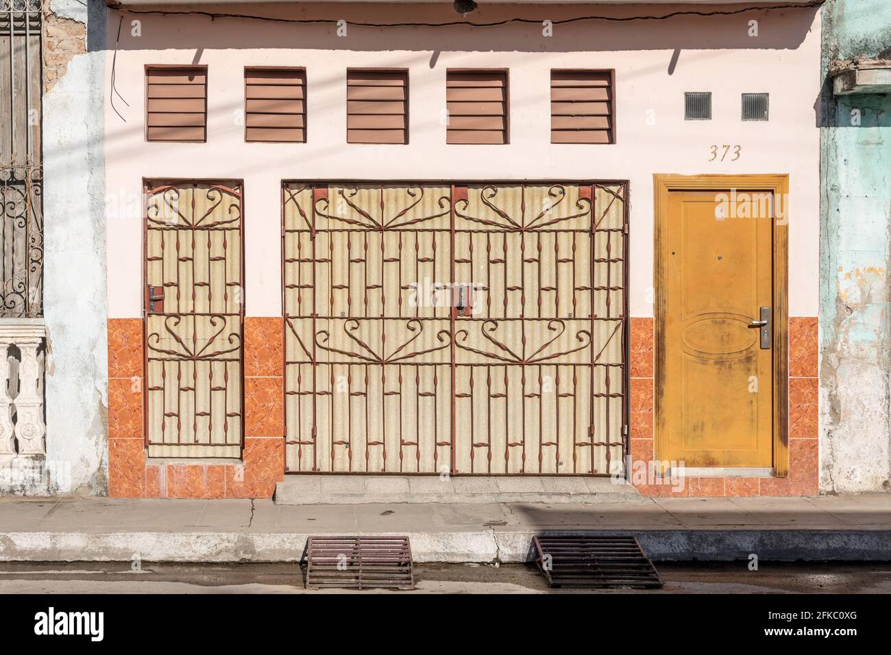 Protezione antifurto in garage privato in una casa, Cuba Foto Stock