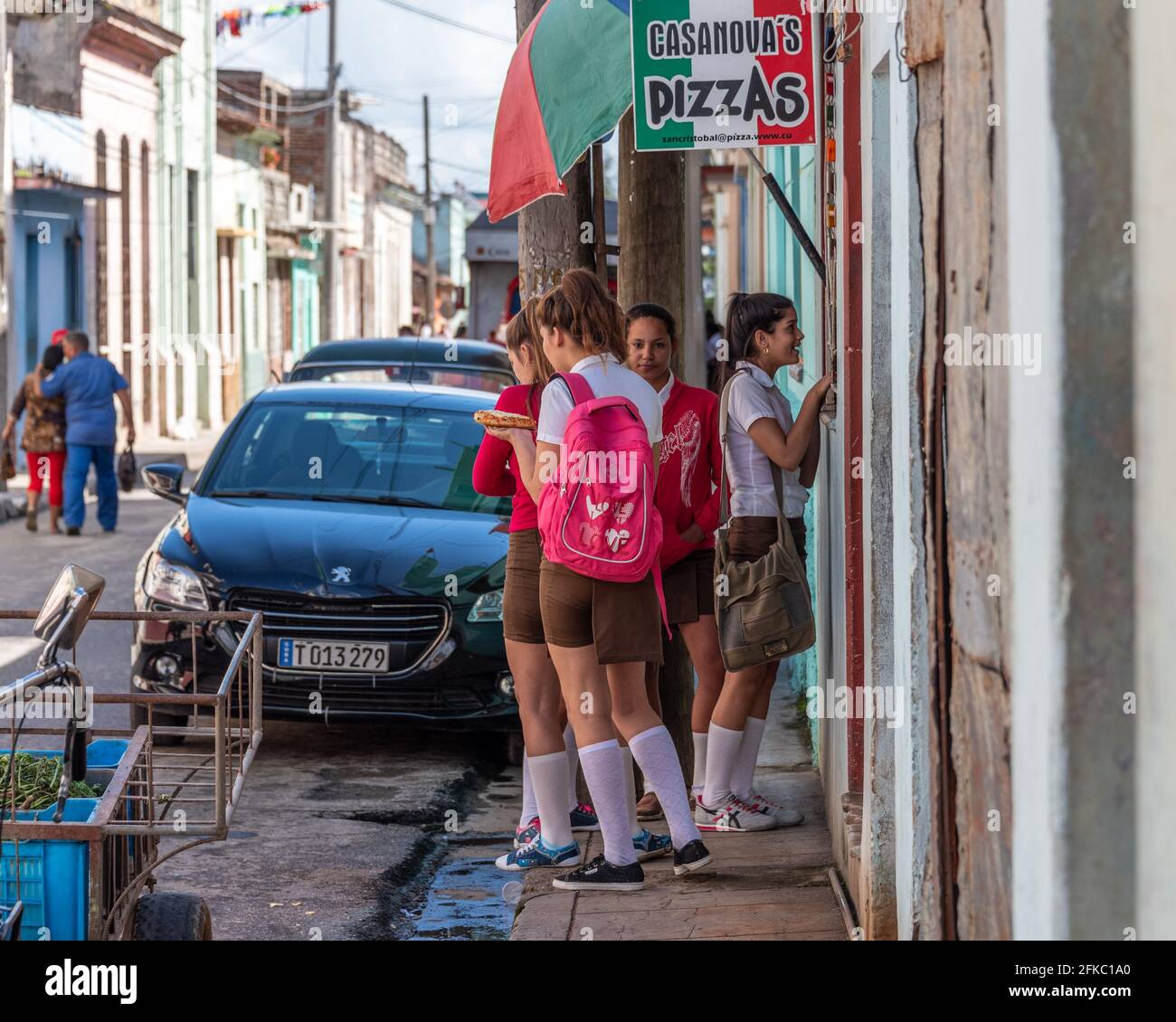 Buying pizza immagini e fotografie stock ad alta risoluzione - Alamy