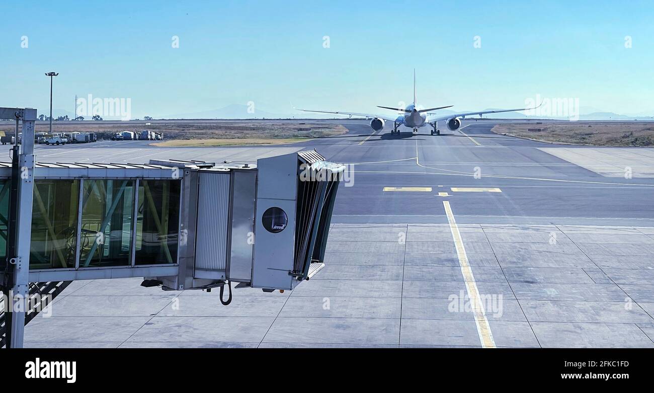 Ponte jet con aeromobili che guidano dalla pista prima del decollo aereo. Airways e l'immagine del concetto di trasporto all'aeroporto di Addis Abeba, Etiopia. Foto Stock