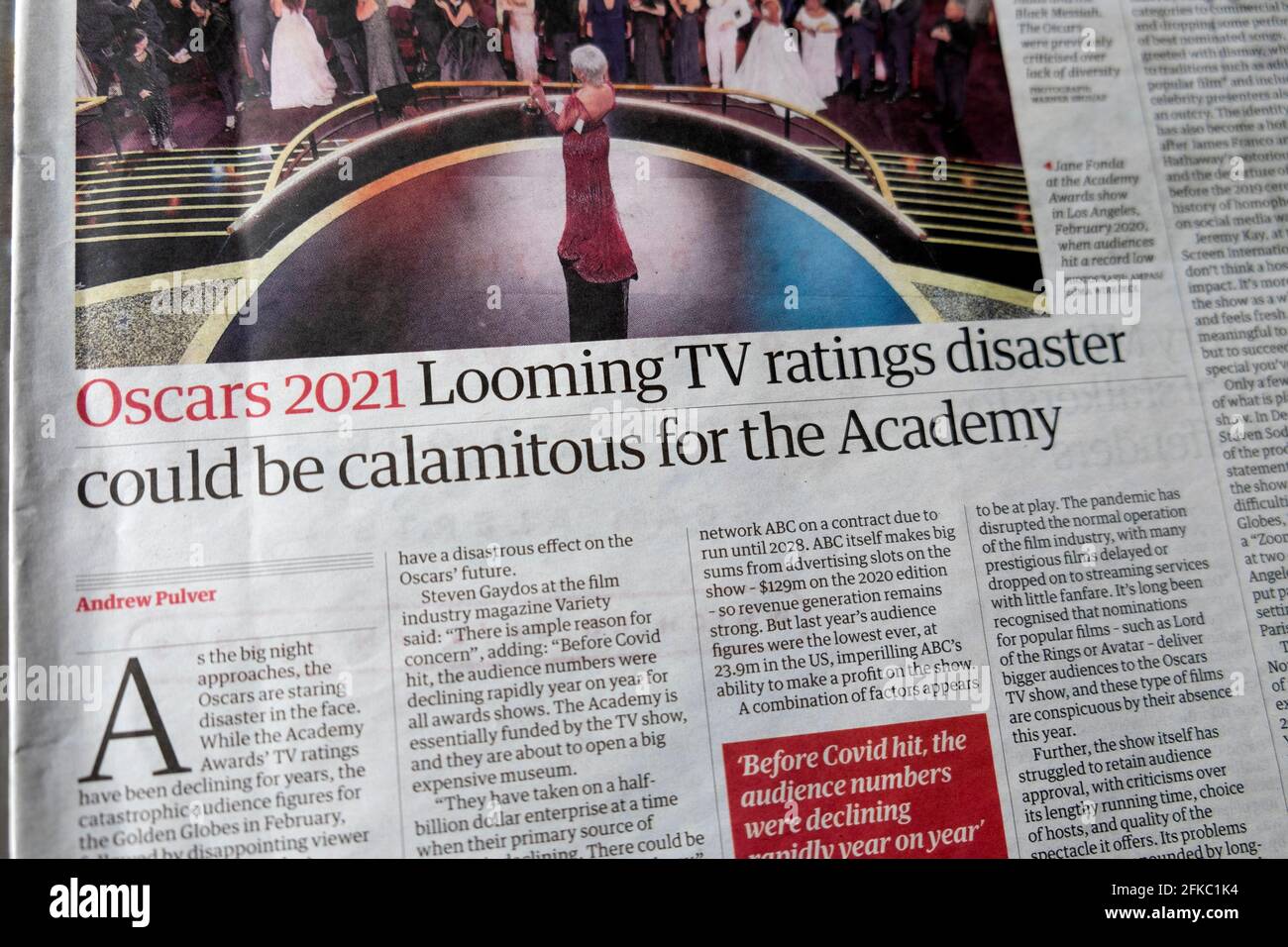 'Oscar 2021 incombente TV rating disastro potrebbe essere Calamitous per Il titolo del giornale Guardian dell'Accademia all'interno dell'articolo 17 aprile 2021 Londra, Regno Unito Foto Stock