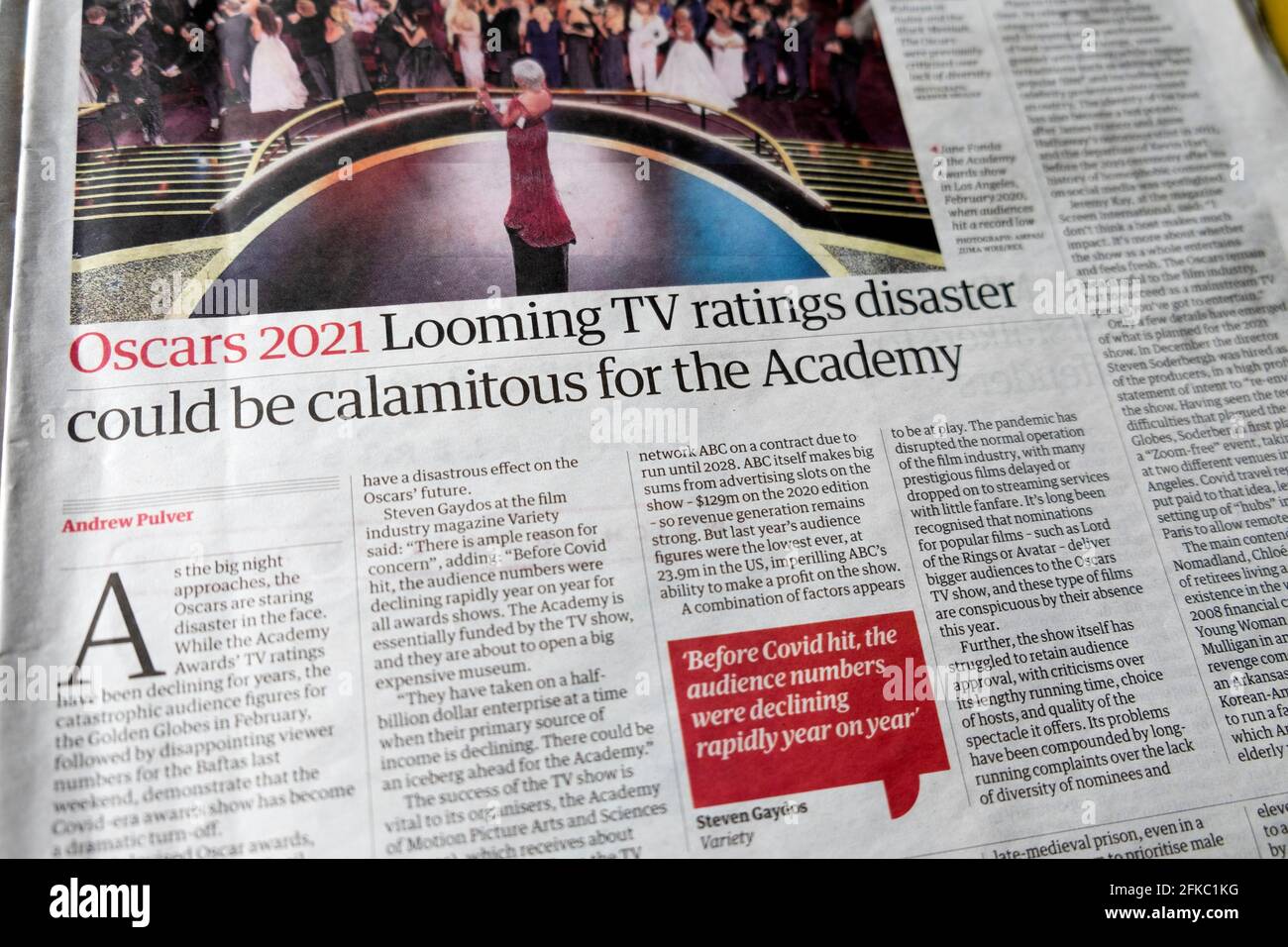 'Oscar 2021 incombente TV rating disastro potrebbe essere Calamitous per Il titolo del giornale Guardian dell'Accademia all'interno dell'articolo 17 aprile 2021 Londra, Regno Unito Foto Stock