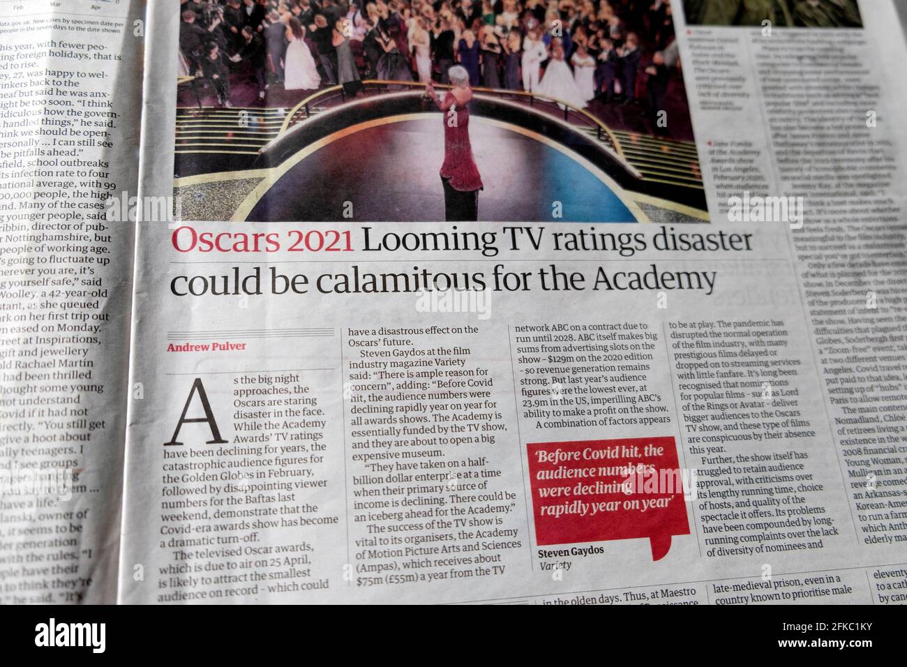 'Oscar 2021 incombente TV rating disastro potrebbe essere Calamitous per Il titolo del giornale Guardian dell'Accademia all'interno dell'articolo 17 aprile 2021 Londra, Regno Unito Foto Stock
