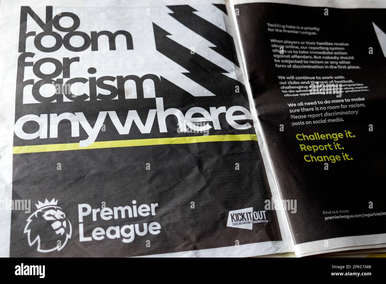 "Nessuna stanza per il razzismo ovunque" Premier League football anti razzista Annuncio pubblicitario pagina intera su giornale Guardian Aprile 2021 Londra Inghilterra Regno Unito Foto Stock