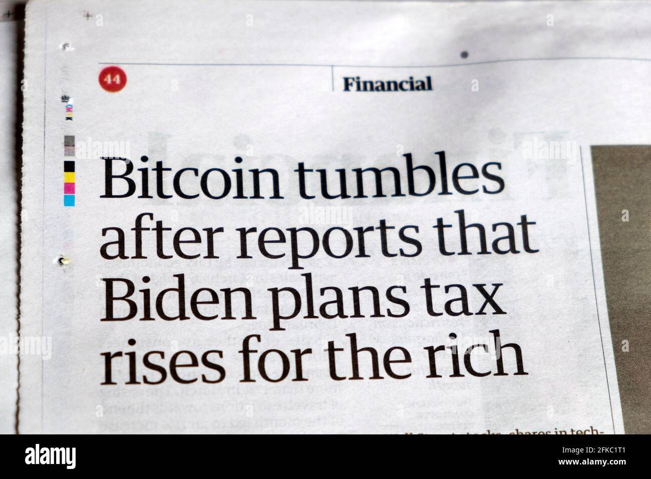 'Bitcoin si tormentano dopo che rapporti che Biden piani l'aumento delle tasse per Il Rich' Guardian giornale Sezione finanziaria Bitcoin Biden articolo fiscale Londra UK 2021 Foto Stock