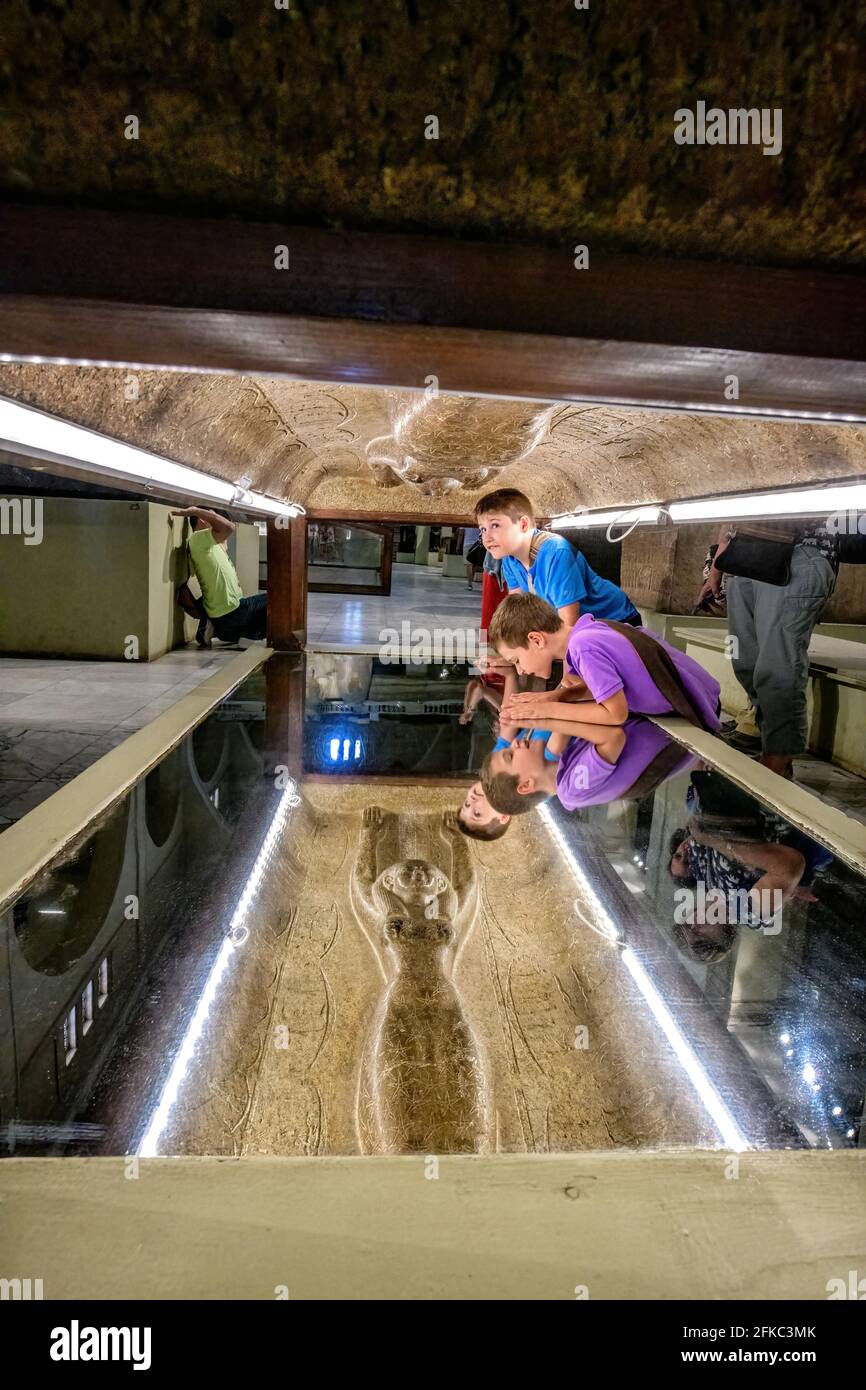 Sarcofago di Merenptah, situato al piano terra della grande sala del Museo Egizio (il Cairo), è stato trovato nella tomba di Psuscennes i, a Tanis Foto Stock