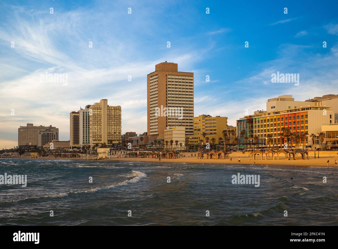 Scenario di Tel Aviv Promenade lungo la riva del Mediterraneo in Israele Foto Stock