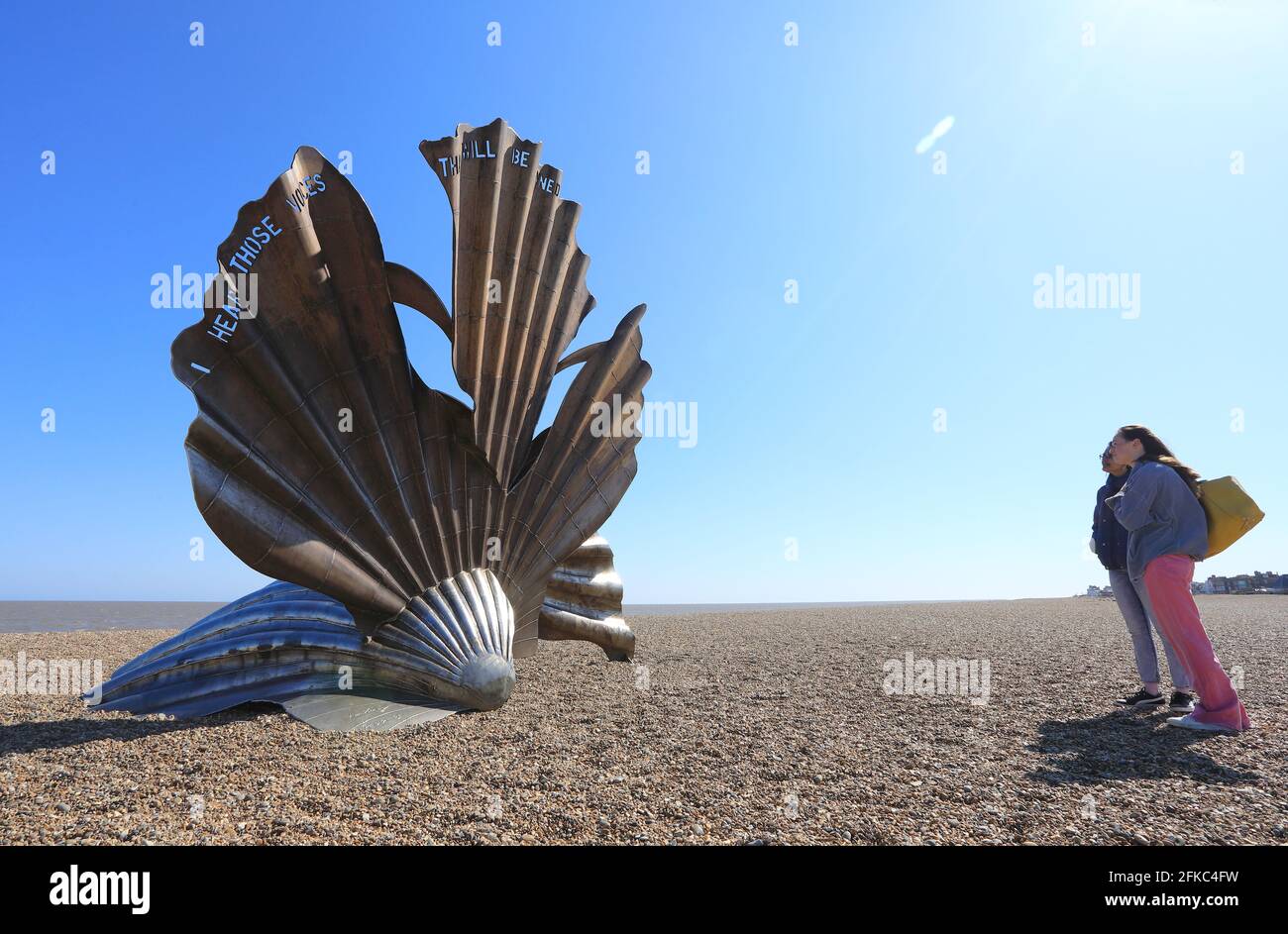 L'artista locale Maggi Hambling's Scallop Sculpture, un tributo al compositore locale Benjamin Britten, sulla spiaggia di Aldeburgh, Suffolk, Regno Unito Foto Stock