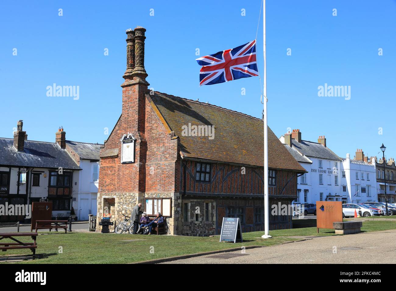 Il legno cinquecentesco incorniciato Moot Hall, che ospita il Museo di Aldeburgh, in Market Cross Place, a Suffolk, East Anglia, Regno Unito Foto Stock