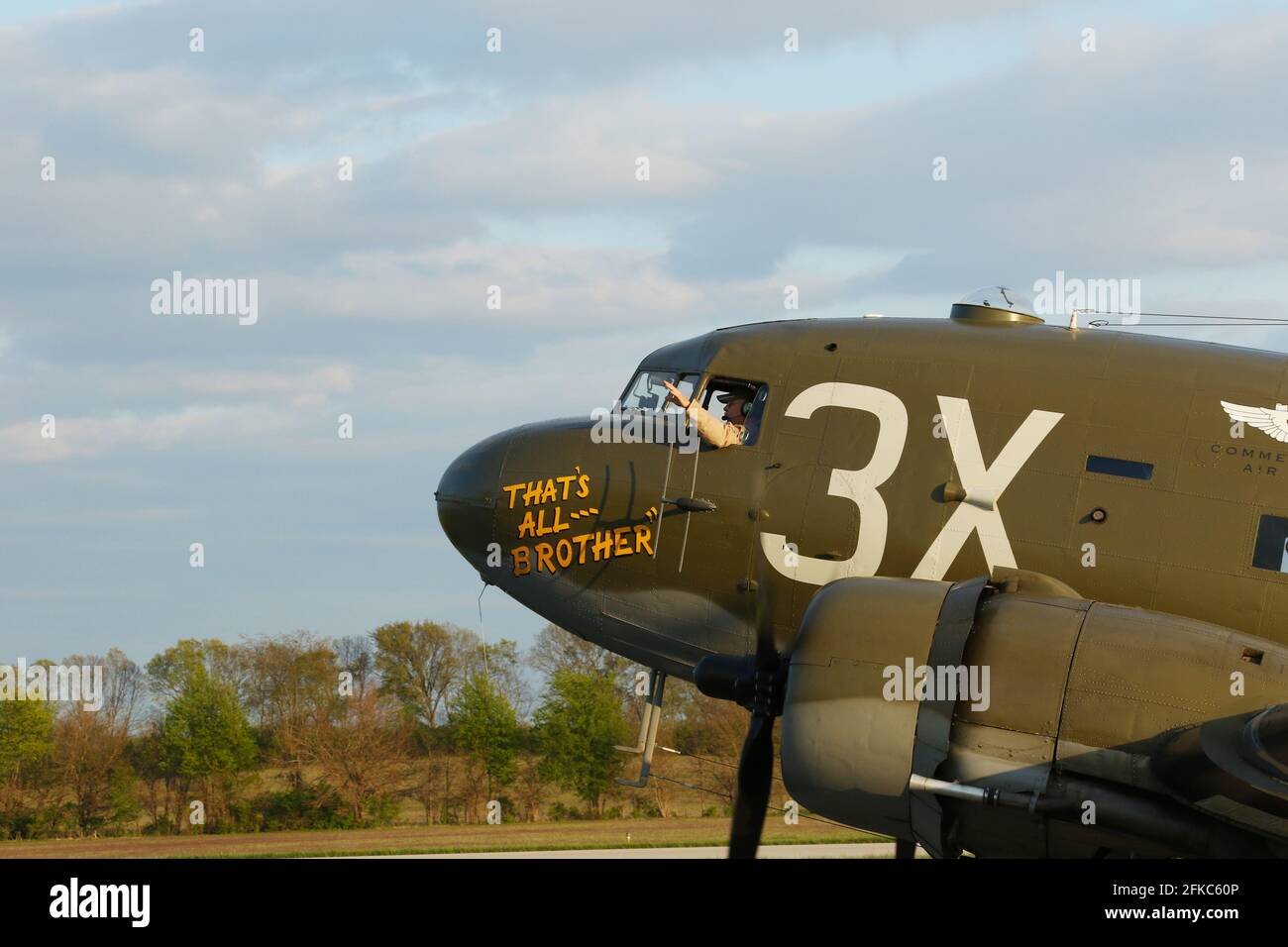 Aereo della seconda Guerra Mondiale C-47 chiamato that's All, fratello. Questo velivolo storico restaurato ha portato oltre 800 C-47 sulle zone di caduta della Normandia, in Francia sul D- Foto Stock