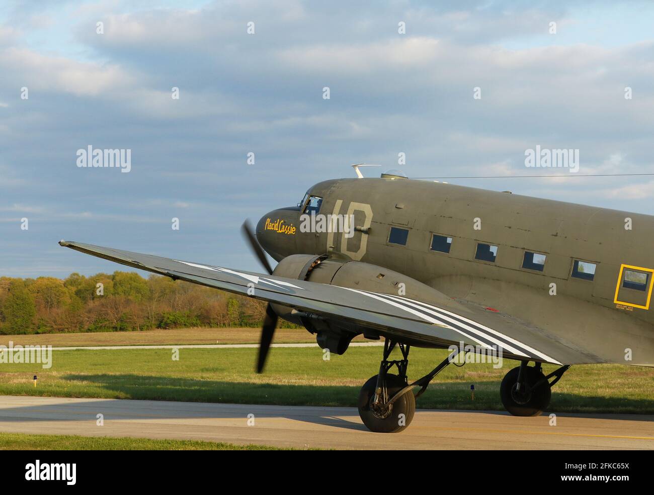 Aereo della seconda Guerra Mondiale C-47 chiamato Placid Lassie. Questo velivolo storico restaurato ha portato oltre 800 C-47 sulle zone di caduta della Normandia, Francia il D-Day - Foto Stock