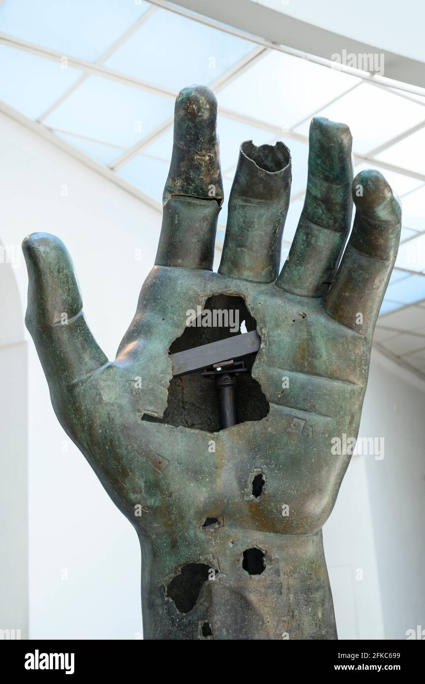 Roma. Italia. (Aprile 2021) frammenti della colossale statua bronzea di Costantino il Grande, IV sec. d.C., la mano è stata recentemente restaurata con l'aggiunta Foto Stock