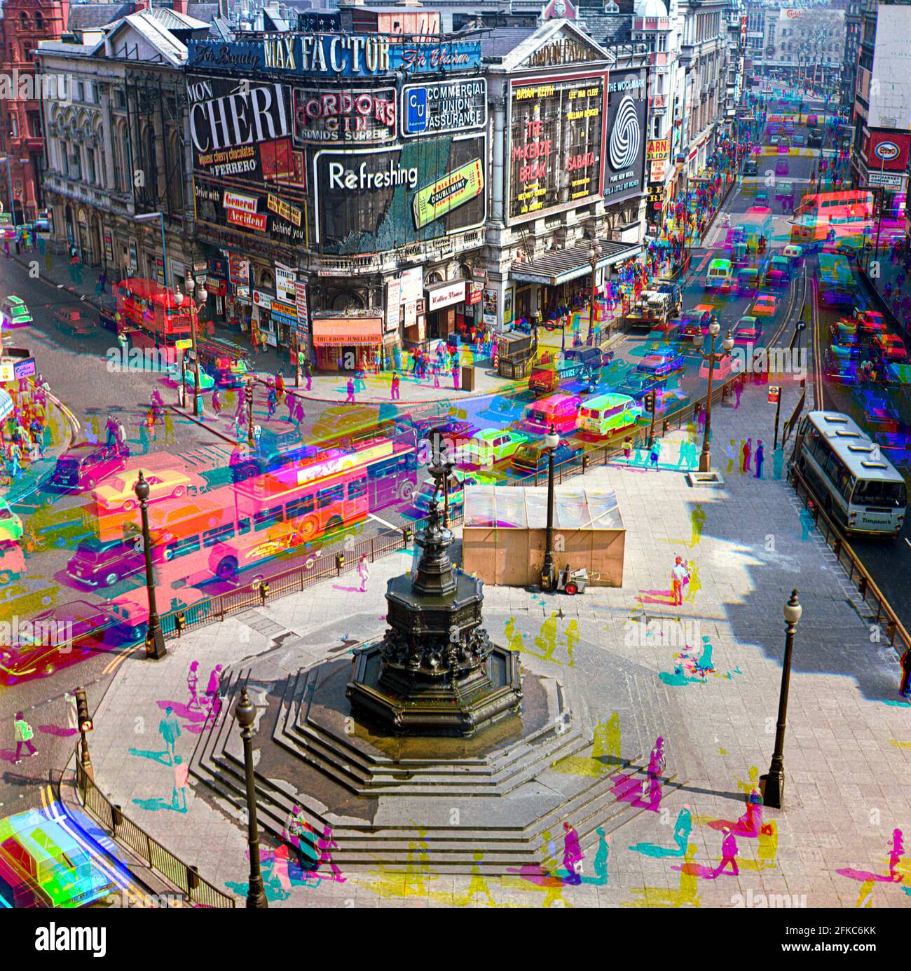 Piccadilly Circus, Londra nel 1971 - l'immagine è stata ripresa su tre negativi in bianco e nero attraverso filtri di separazione dei colori RGB Foto Stock