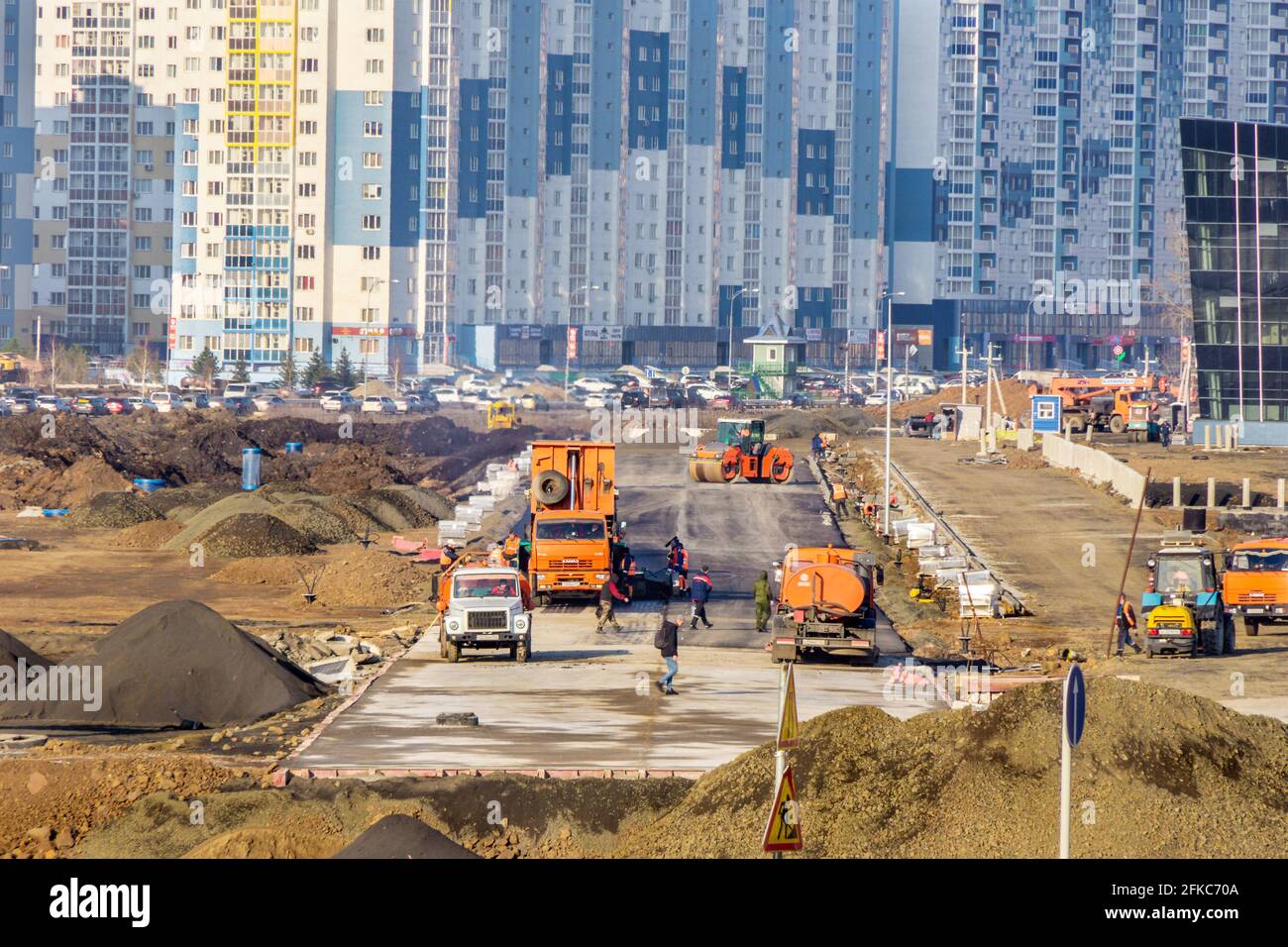 Kemerovo, Russia 29 aprile 2021. Costruzione di strutture pubbliche e sportive sul lungofiume del fiume Tom, lungo via Pritomsky Foto Stock