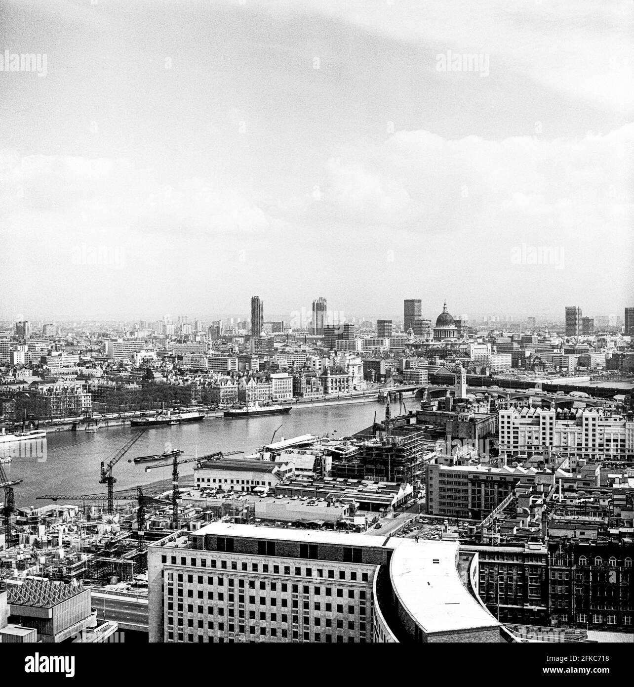Vista dello skyline della città di Londra dal Shell Centre, Londra UK - presa nel 1971 Foto Stock