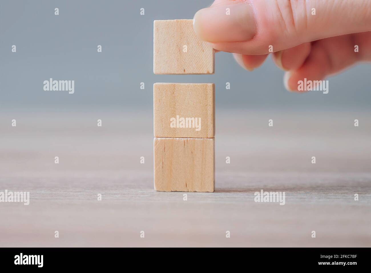 Disposizione manuale dei blocchi di legno. Crescita aziendale, successo, concetto di processo. Blocchi di legno sbozzati su sfondo di legno Foto Stock