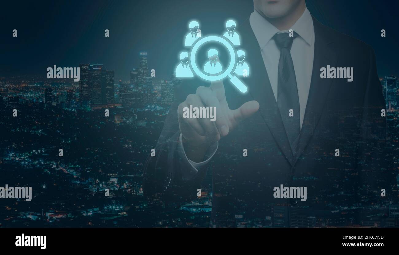Concetto di gestione delle risorse umane. Concetto di gestione delle risorse umane e attività di reclutamento. Uomo d'affari premendo moderni pulsanti sociali su un virtuale Foto Stock