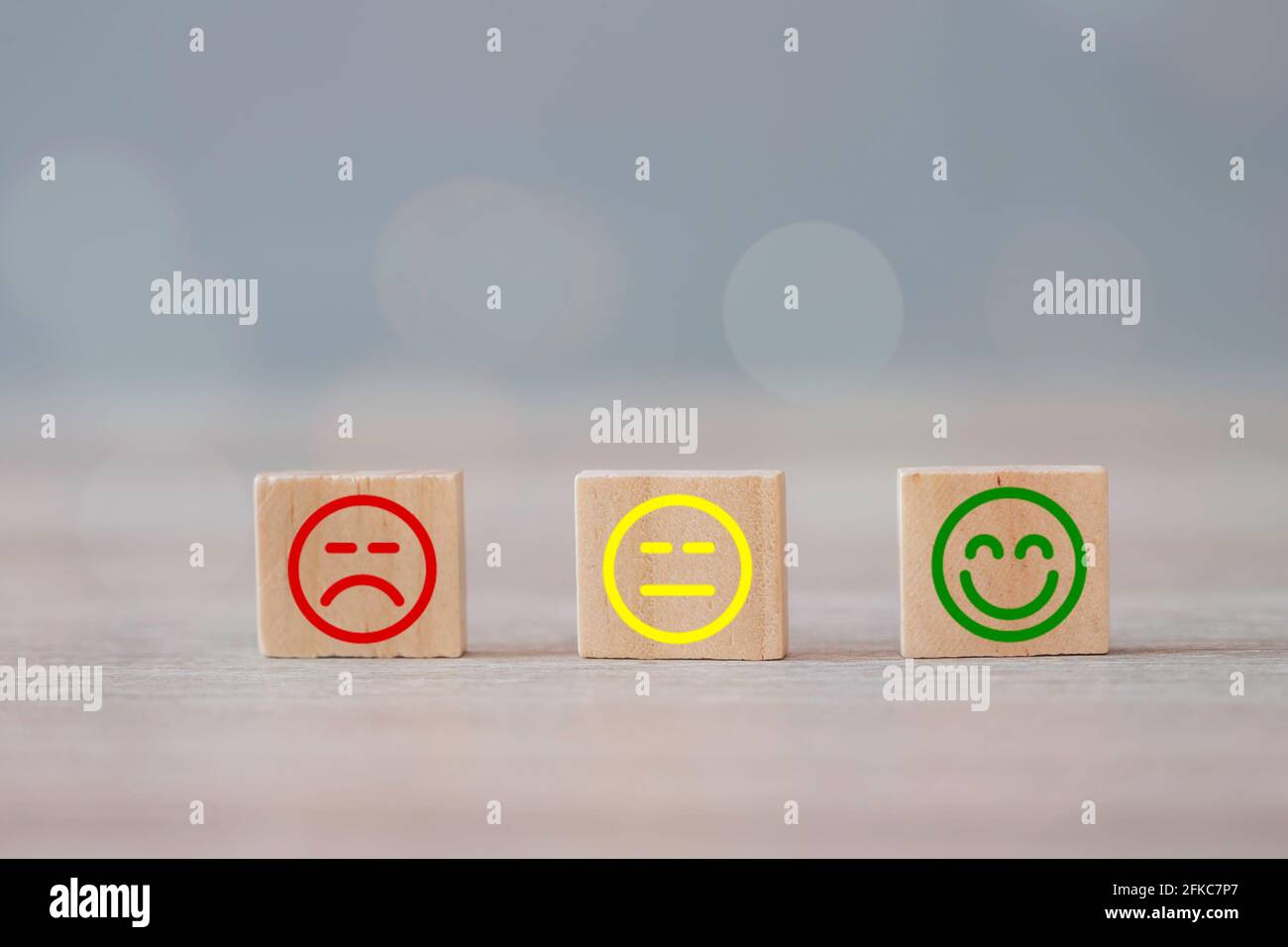 Esperienza di assistenza clienti e sondaggio sulla soddisfazione aziendale. Mano che prende la scelta del cubo del blocco di legno con l'emozione del sorriso del viso. Revisione positiva del cliente Foto Stock