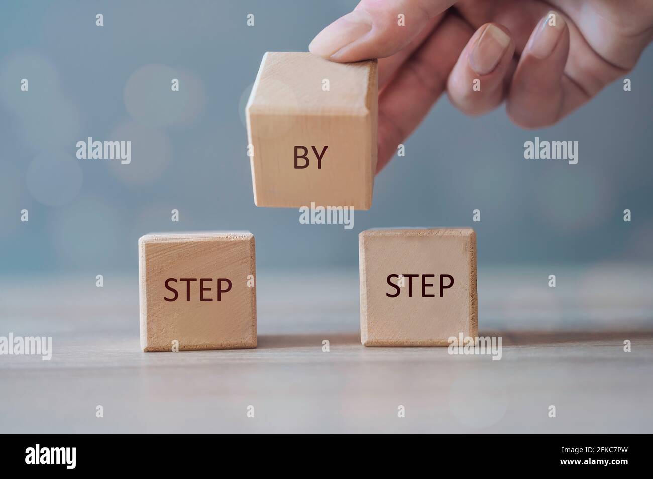 Testo passo dopo passo su cubi di legno. Raggiungimento di affari, progresso nella carriera di affari. Foto Stock