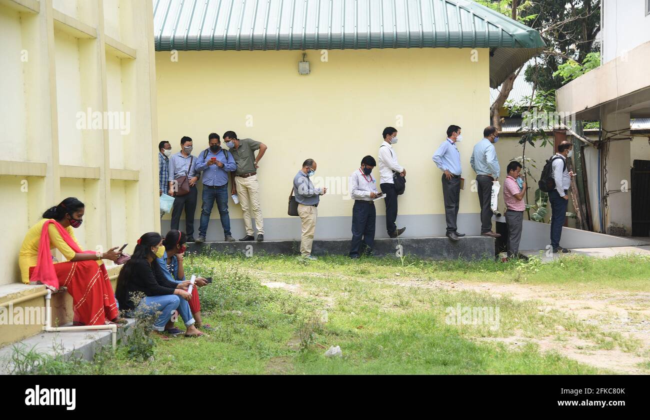 Guwahati, Assam, India. 30 Apr 2021. Coda di persone per il test COVID-19 tra pandemie di coronavirus a Guwahati Assam India venerdì 30 aprile 2021 Credit: Dasarath Deka/ZUMA Wire/Alamy Live News Foto Stock