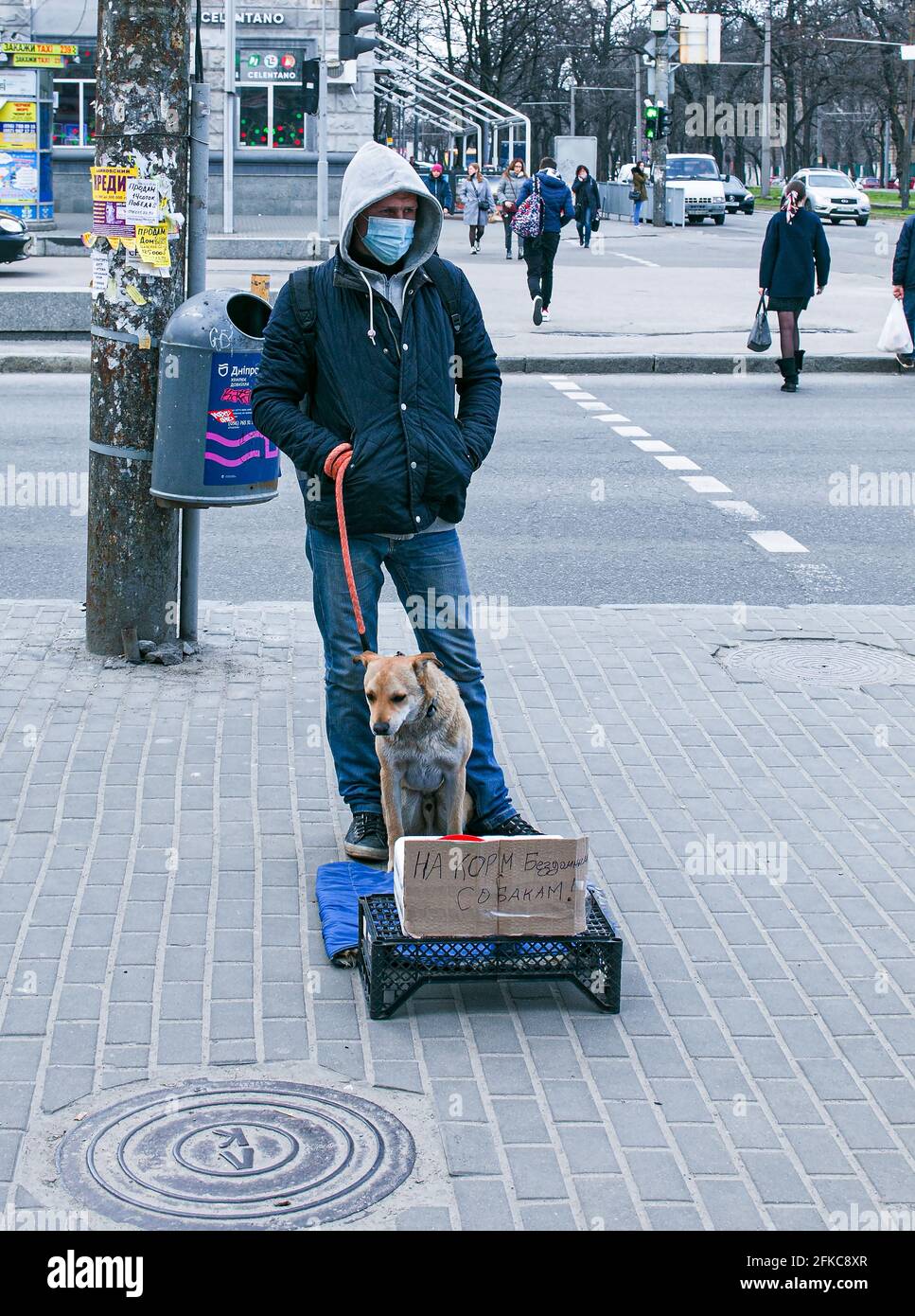 Dnepropetrovsk, Ucraina - 09.04.2021: I volontari raccolgono denaro per l'alimentazione degli animali. Foto Stock